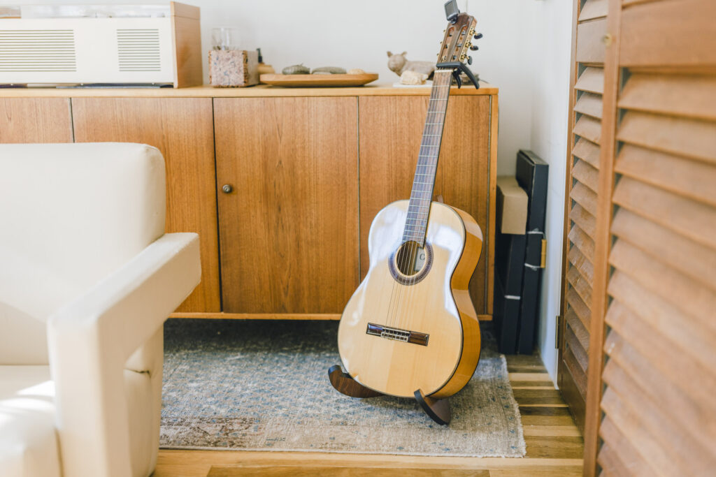 スタイリスト・石井佳苗さんと平井かずみさんが教えてくれた、ラグの楽しみ。 | キャビネットの下には、平織りのキリムを敷いている。「足が止まる場所なので、感触が変わると楽しい。機能的にも家具による床の傷を防いでくれます」