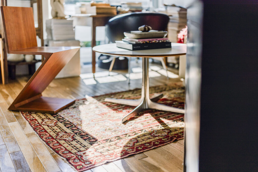 スタイリスト・石井佳苗さんと平井かずみさんが教えてくれた、ラグの楽しみ。 | 石井さん宅のリビングに敷いてあるラグは、家の中のゾーンを分けてくれるのにも役立つ。「家具が多いのですが、ここが一つのコーナーであることを示してくれます」
