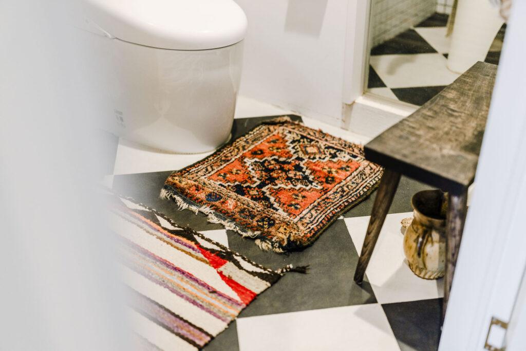 スタイリスト・石井佳苗さんと平井かずみさんが教えてくれた、ラグの楽しみ。 | バスルームには、小さなサイズのものを二枚。「これくらいの大きさだと洗濯もしやすくて使いやすい」