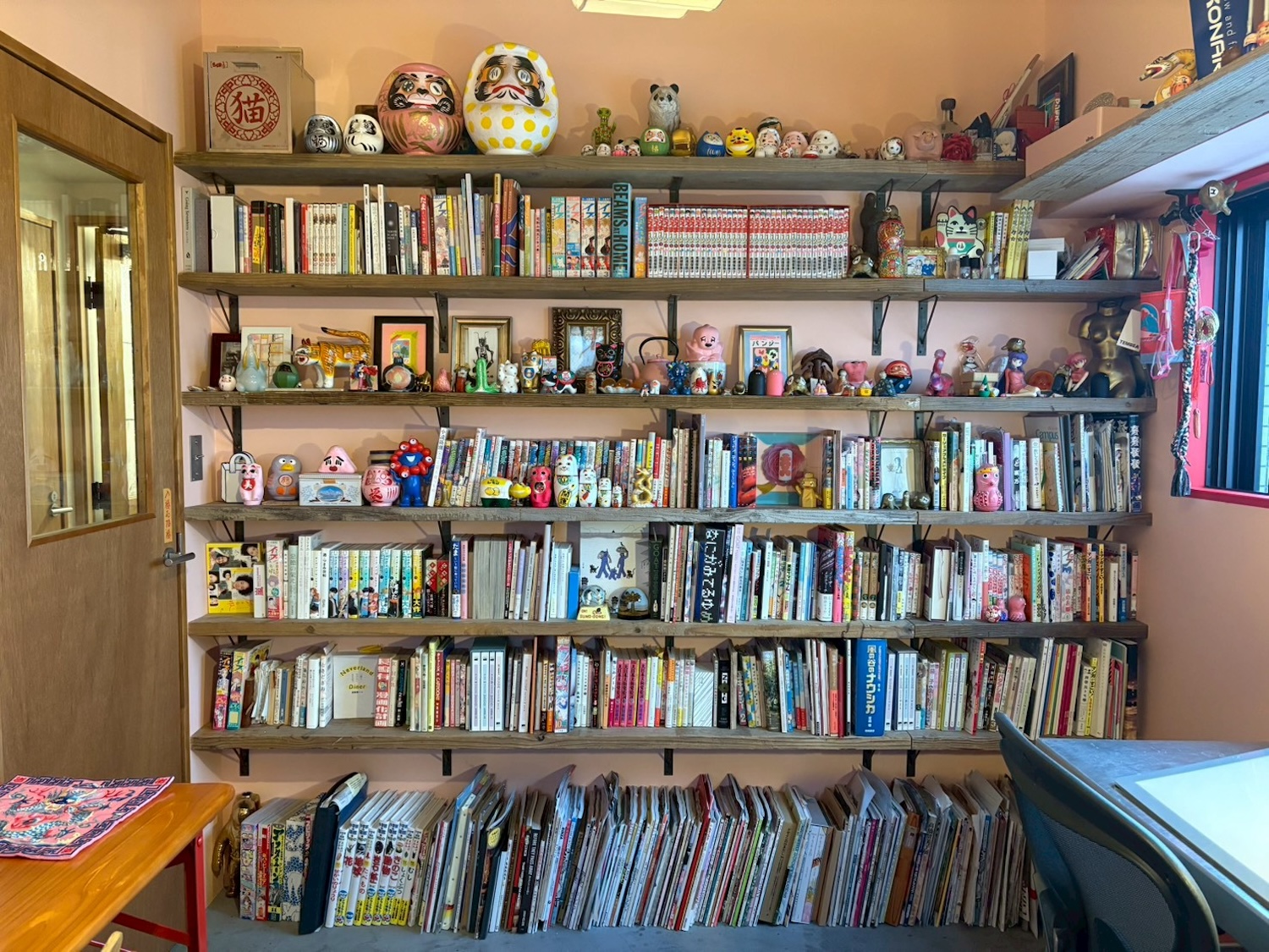 中古マンションリフォーム記。壁一面の本棚と、モルタル床。写真と文：コナリミサト (漫画家) #2