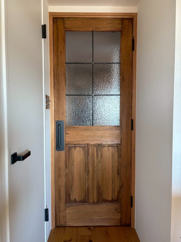 中古マンションリフォーム記。うっとりする、リビングの木製ドア。写真と文：コナリミサト (漫画家) #3