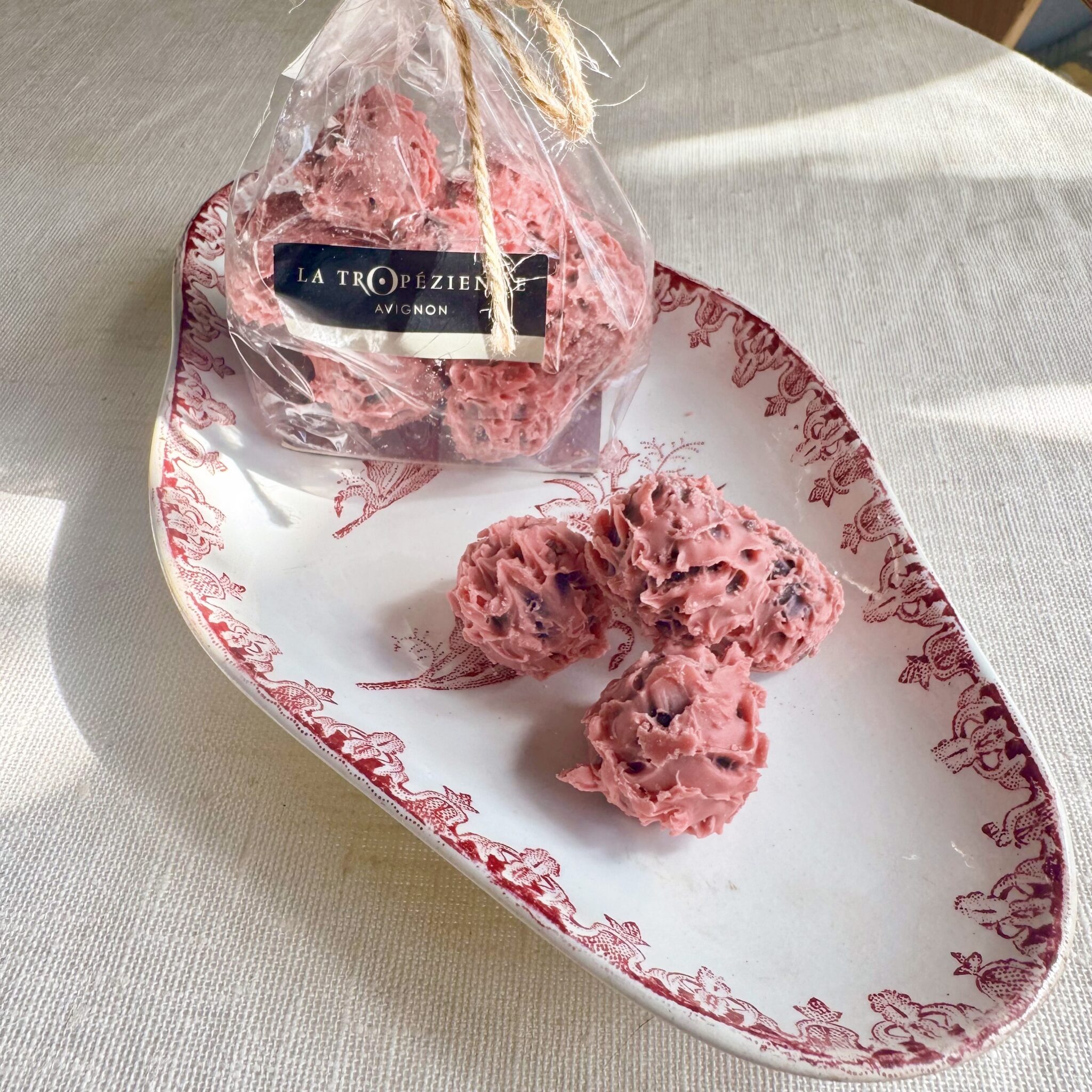 ボンボン・ショコラに南仏の風を詰め込んだパパリーヌ・ダヴィニョン。【パリジェンヌの4時のおやつ】 | 『ラ・トロペジェンヌ』のパパリーヌ・ダヴィニョン。