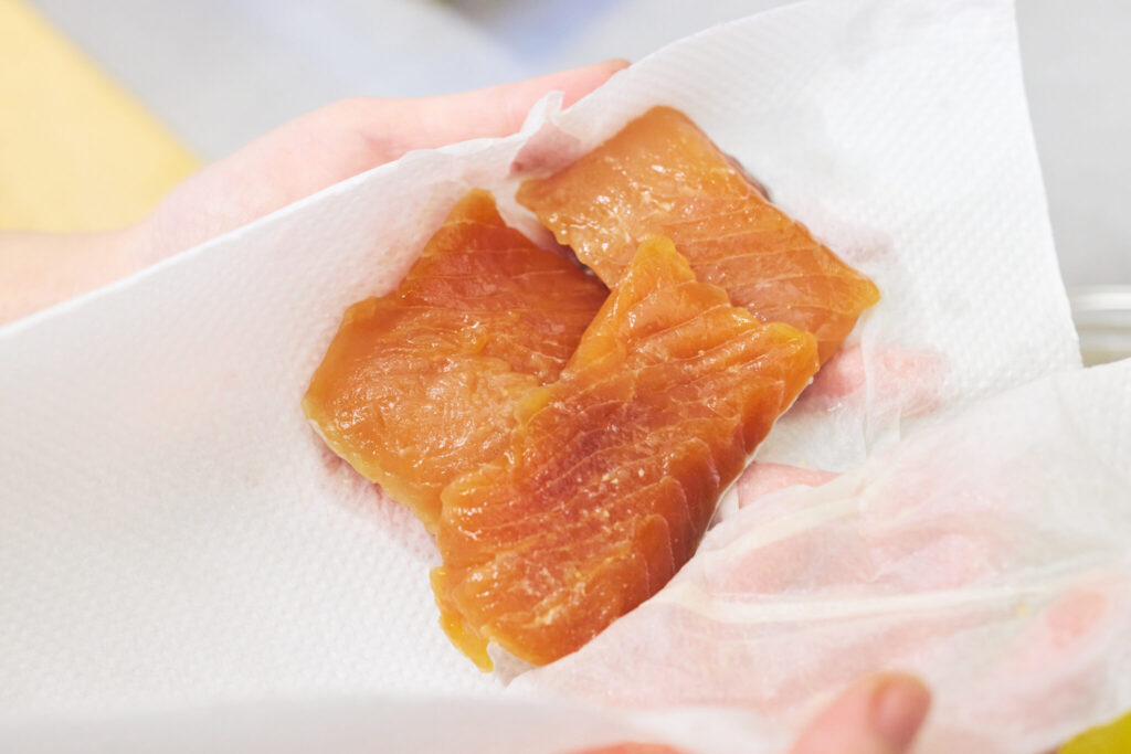 衣がきれいにつくように、タレはしっかり洗い流して水分を拭きあげる。