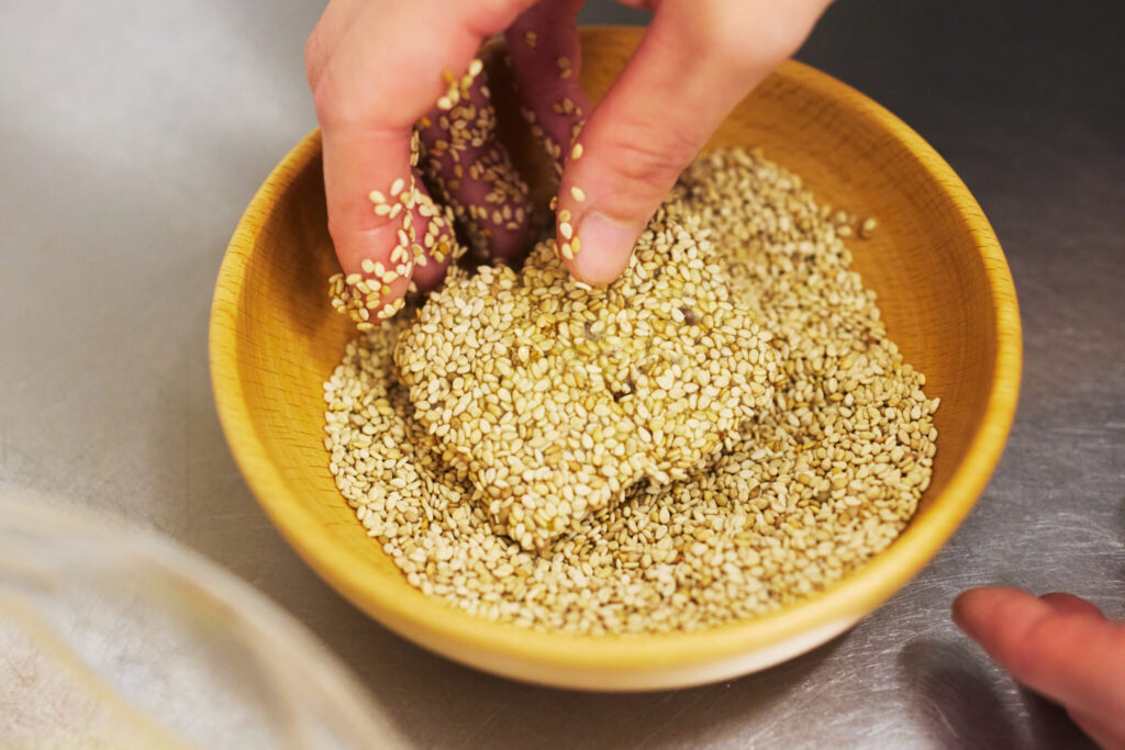 鮭の表面が見えなくなるまで、丁寧にいりごまをまとわせる。