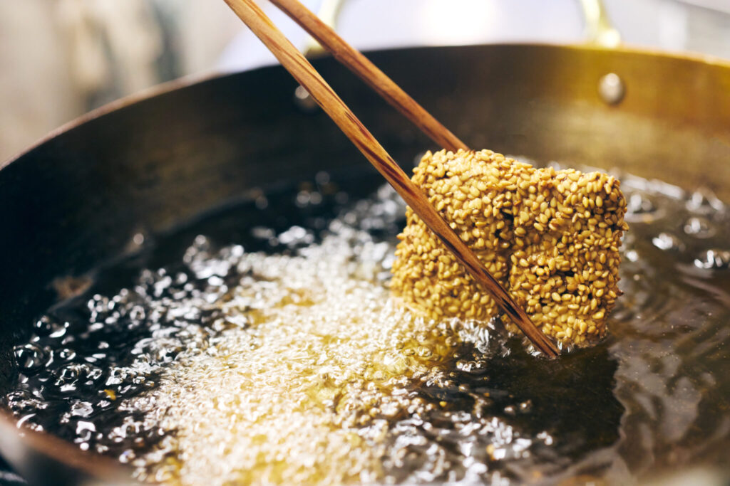 黄金色の鮭は、見た目にもインパクト大の仕上がりに。「鮭のごま衣揚げ」作り方画像 吉森なな子のレシピ帖