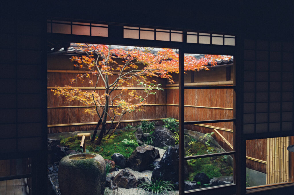 季節の移ろいとともに、色を重ねてゆく。京都『サロン&ギャラリー 虹霓』の庭。ひみつの坪庭コレクション vol.23 季節の移ろいとともに、色を重ねてゆく。京都『サロン&ギャラリー 虹霓』の庭。ひみつの坪庭コレクション vol.23