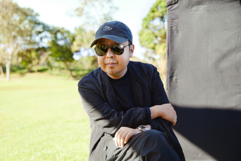 スクリーンの輝きを未来へつなぐために。〈ロレックス〉の映画界へのサポート。 | ジャ・ジャンクー:『長江哀歌』(2006)『罪の手ざわり』(2013)など、中国社会の変化を題材にした作品で高い評価を得る。監督、脚本業のかたわら、中国映画の多様化のために「平遥国際映画祭」の運営にも取り組む。©Rolex/Thomas Laisné スクリーンの輝きを未来へつなぐために。〈ロレックス〉の映画界へのサポート。 | ジャ・ジャンクー:『長江哀歌』(2006)『罪の手ざわり』(2013)など、中国社会の変化を題材にした作品で高い評価を得る。監督、脚本業のかたわら、中国映画の多様化のために「平遥国際映画祭」の運営にも取り組む。©Rolex/Thomas Laisné