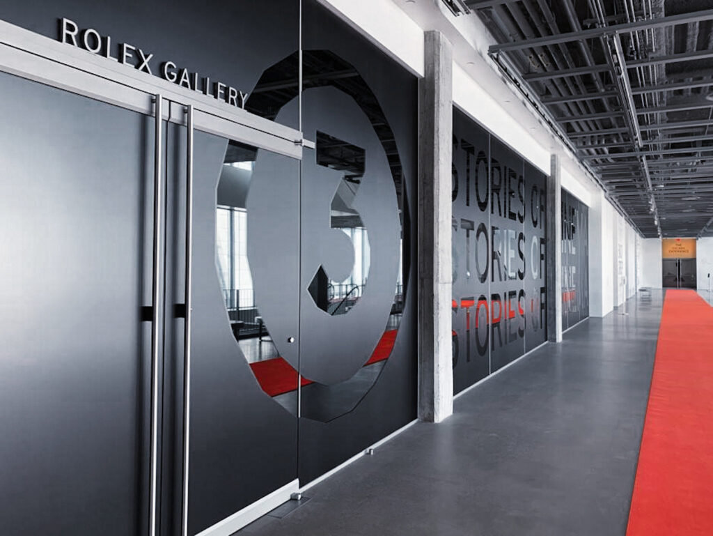 スクリーンの輝きを未来へつなぐために。〈ロレックス〉の映画界へのサポート。 | 『アカデミー映画博物館』の3階にある「ロレックス ギャラリー」。映画史のさまざまな瞬間を旅するようにデザインされたモジュール式の展示で、来館者を作品の世界に引き込む。©Rolex スクリーンの輝きを未来へつなぐために。〈ロレックス〉の映画界へのサポート。
