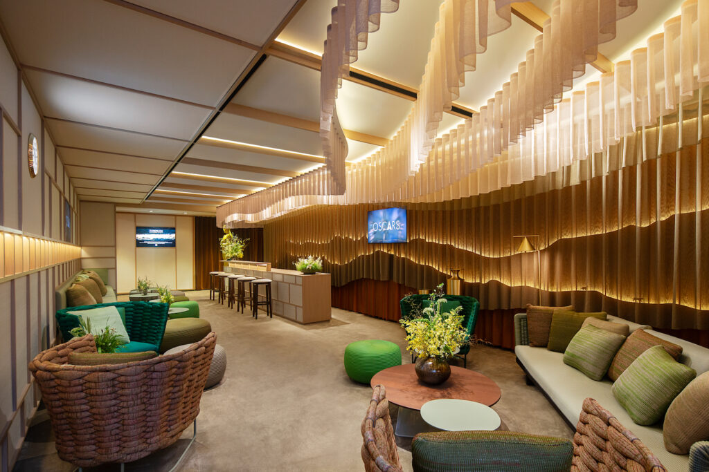 スクリーンの輝きを未来へつなぐために。〈ロレックス〉の映画界へのサポート。 | 2025年は、“自然界の再生”をテーマに、没入型の空間をしつらえた。©Rolex/Bart Michiels スクリーンの輝きを未来へつなぐために。〈ロレックス〉の映画界へのサポート。