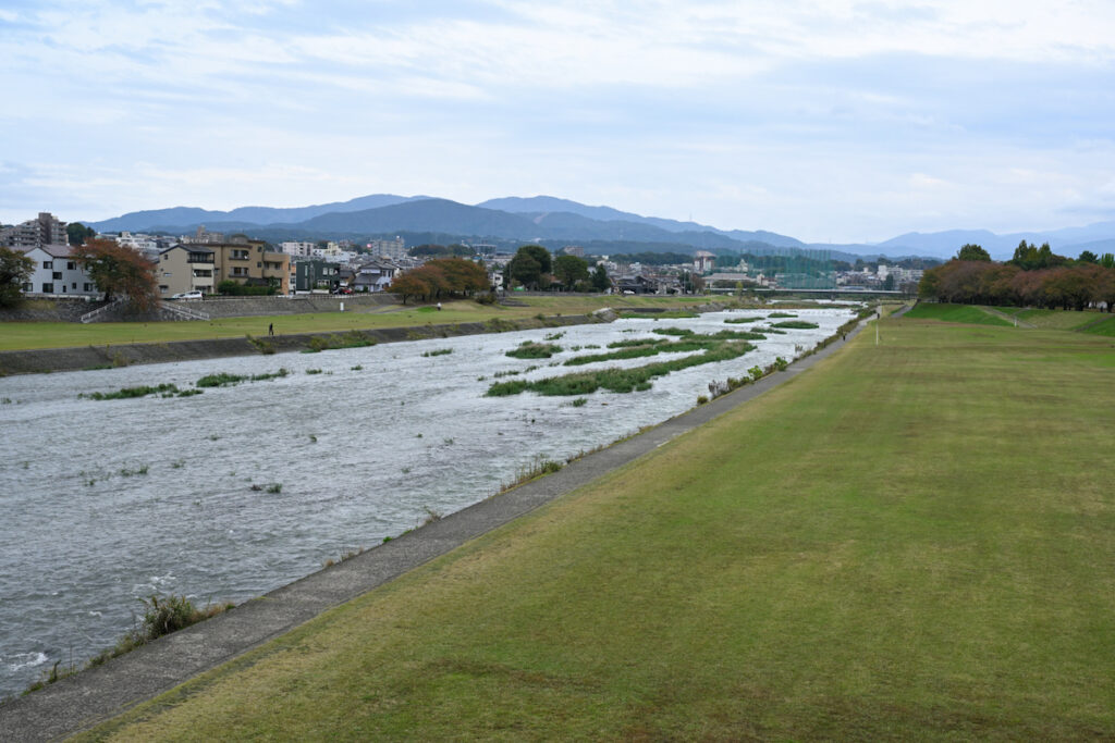 金沢に流れる2本の川。そのひとつ白山連峰を望む犀川沿いは、市民の憩いの場でもある。