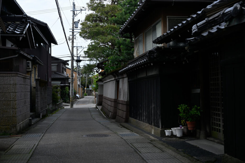 兼六園近くの石引界隈。一本裏通りに入ると歴史を伝える立派な金澤町家もある。