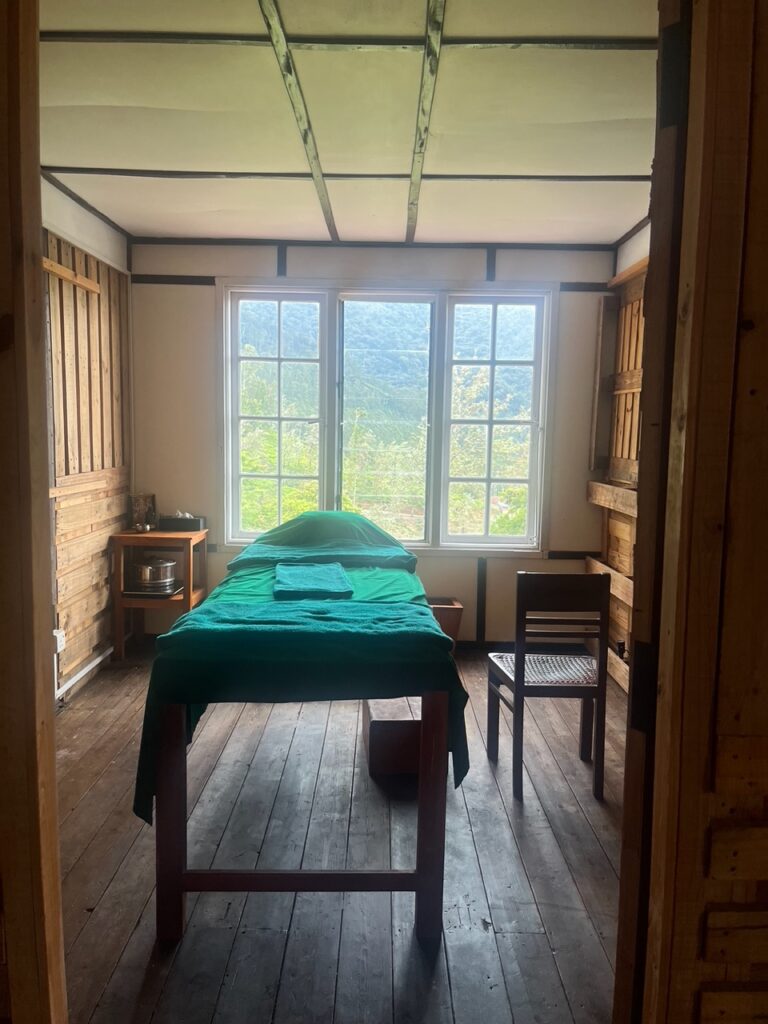 「しなやかな自分を作る4つの日常ごと②」〜アビヤンガ (オイルマッサージ) で心身を整える〜。写真と文:久保直子 (ウェルネス&ビューティジャーナリストほか) #2 | こちらのサロンではヘッドマッサージを。 「しなやかな自分を作る4つの日常ごと②」〜アビヤンガ (オイルマッサージ) で心身を整える〜。写真と文:久保直子 (ウェルネス&ビューティジャーナリストほか) #2