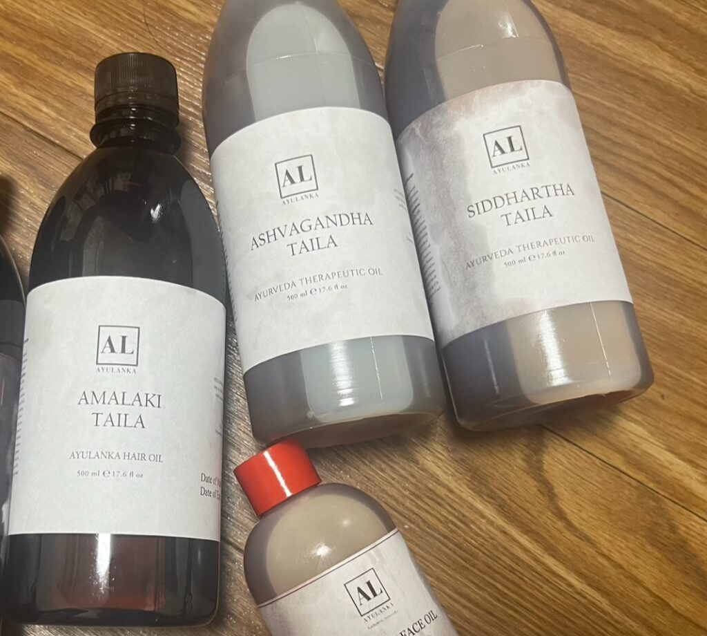 スリランカで購入したアムラオイルや、ドーシャを鎮静させるオイル。「しなやかな自分を作る4つの日常ごと②」〜アビヤンガ (オイルマッサージ) で心身を整える〜。写真と文:久保直子 (ウェルネス&ビューティジャーナリストほか) #2 | スリランカで購入したアムラオイルや、ドーシャ(生命エネルギー)を鎮静させるオイル。 スリランカで購入したアムラオイルや、ドーシャを鎮静させるオイル。「しなやかな自分を作る4つの日常ごと②」〜アビヤンガ (オイルマッサージ) で心身を整える〜。写真と文:久保直子 (ウェルネス&ビューティジャーナリストほか) #2