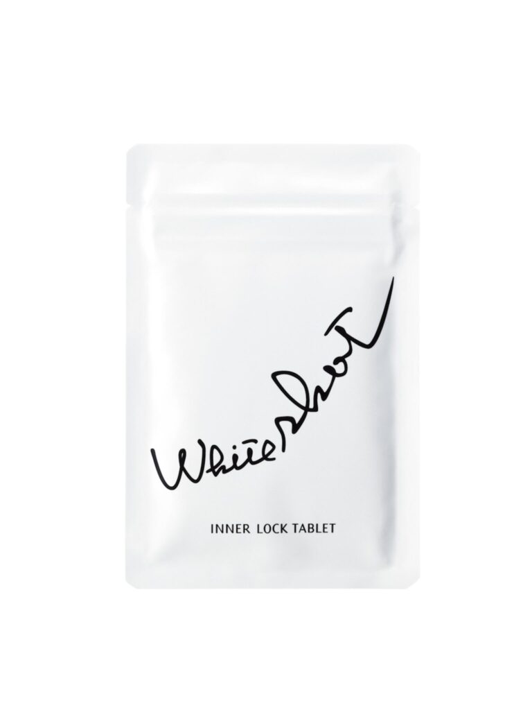 インナーロックタブレット IXS N_1か月_dl_2000 | 〈ポーラ〉のオリジナル原料「マイオMGエキス」をはじめ、トゥルシーエキス、デビルズクローエキスなどを配合。「ホワイトショット インナーロック タブレット IXS」 60粒（約1か月分） ¥6,696、180粒（約3か月分） ¥17,820（〈ポーラ〉お客さま相談室 ☎︎0120-117111）