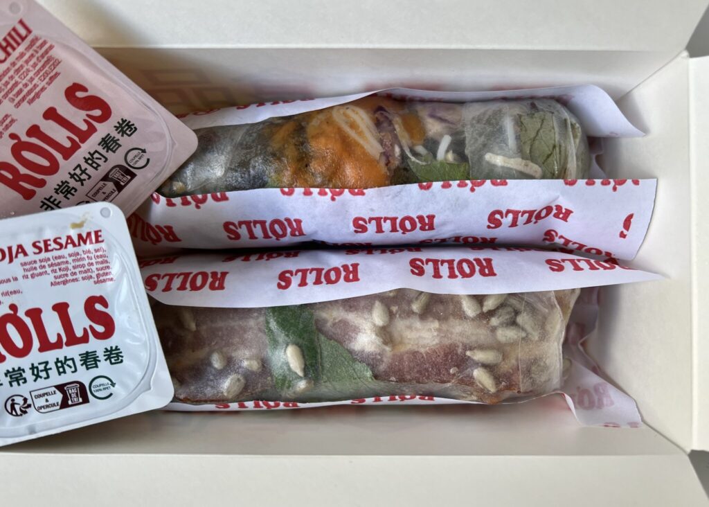 生春巻きはこんなふうにボックスに入れて渡される。ボックスは、生春巻きサンドがぴったり入るようなサイズ感。 川村明子 | 生春巻きはこんなふうにボックスに入れて渡される。ボックスは、生春巻きがぴったり入るようなサイズ感。 生春巻きはこんなふうにボックスに入れて渡される。ボックスは、生春巻きサンドがぴったり入るようなサイズ感。 川村明子 | 生春巻きはこんなふうにボックスに入れて渡される。ボックスは、生春巻きがぴったり入るようなサイズ感。