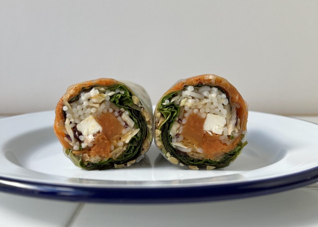 これは季節によって具の変わるベジ生春巻き。12月はスイートポテト (身がオレンジ色のさつまいもみたいな芋) 、フェタチーズ、ヘーゼルナッツに、ごまクリーム。 川村明子 | これは季節によって具の変わるベジ生春巻き。12月はスイートポテト(身がオレンジ色のさつまいもみたいな芋)、フェタチーズ、ヘーゼルナッツに、ごまクリーム。 これは季節によって具の変わるベジ生春巻き。12月はスイートポテト (身がオレンジ色のさつまいもみたいな芋) 、フェタチーズ、ヘーゼルナッツに、ごまクリーム。 川村明子 | これは季節によって具の変わるベジ生春巻き。12月はスイートポテト(身がオレンジ色のさつまいもみたいな芋)、フェタチーズ、ヘーゼルナッツに、ごまクリーム。