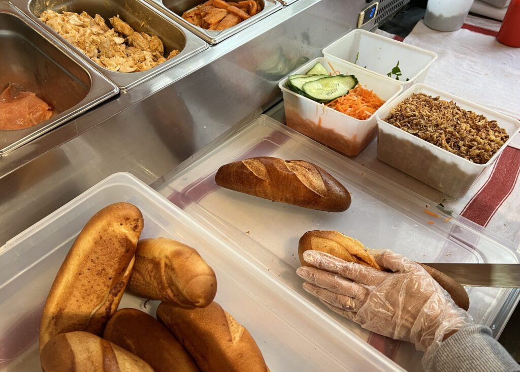 サンドイッチの具材はこんなふうに並び、営業時間が始まると少しずつ作られる。川村明子 | サンドイッチの具材はこんなふうに並び、営業時間が始まると少しずつ作られる。 サンドイッチの具材はこんなふうに並び、営業時間が始まると少しずつ作られる。川村明子 | サンドイッチの具材はこんなふうに並び、営業時間が始まると少しずつ作られる。