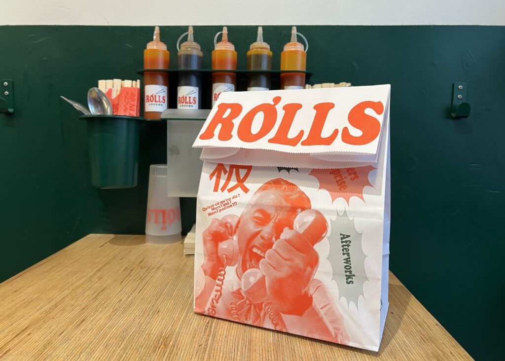 テイクアウトの紙袋。ふだん、袋は貰わないようにしているけれど、これはちょっと持って歩きたい。川村明子 | テイクアウトの紙袋。ふだん、袋は貰わないようにしているけれど、これはちょっと持って歩きたい。 テイクアウトの紙袋。ふだん、袋は貰わないようにしているけれど、これはちょっと持って歩きたい。川村明子 | テイクアウトの紙袋。ふだん、袋は貰わないようにしているけれど、これはちょっと持って歩きたい。