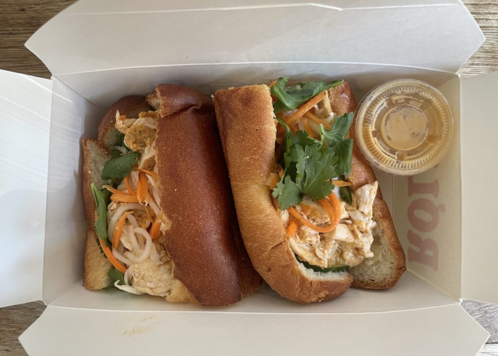 チキンサンド箱入りの状態。生春巻きのサイズと思いきや、サンドイッチにもサイズがピッタリ。川村明子 | チキンサンド箱入りの状態。生春巻きのサイズと思いきや、サンドイッチにもサイズがピッタリ。 チキンサンド箱入りの状態。生春巻きのサイズと思いきや、サンドイッチにもサイズがピッタリ。川村明子 | チキンサンド箱入りの状態。生春巻きのサイズと思いきや、サンドイッチにもサイズがピッタリ。