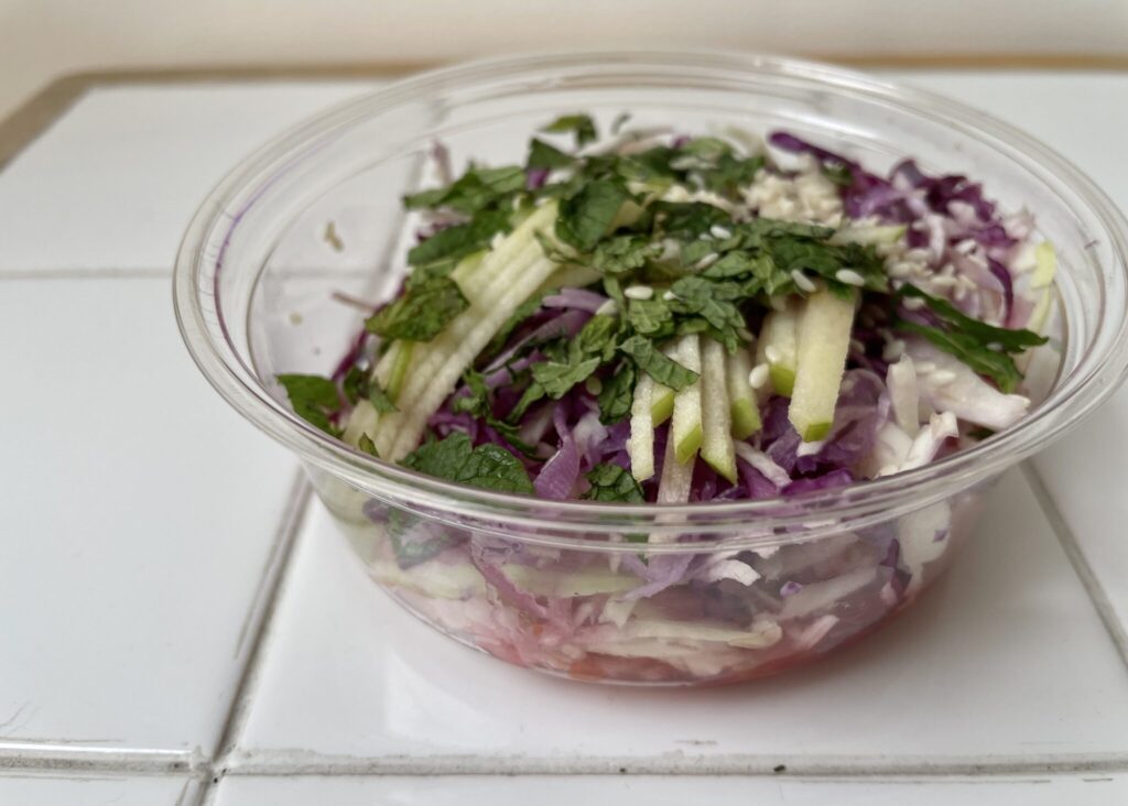 こちらがサラダ。甘酸っぱくておいしいです。ミントが決め手。川村明子 | こちらがサラダ。甘酸っぱくておいしいです。ミントが決め手。 こちらがサラダ。甘酸っぱくておいしいです。ミントが決め手。川村明子