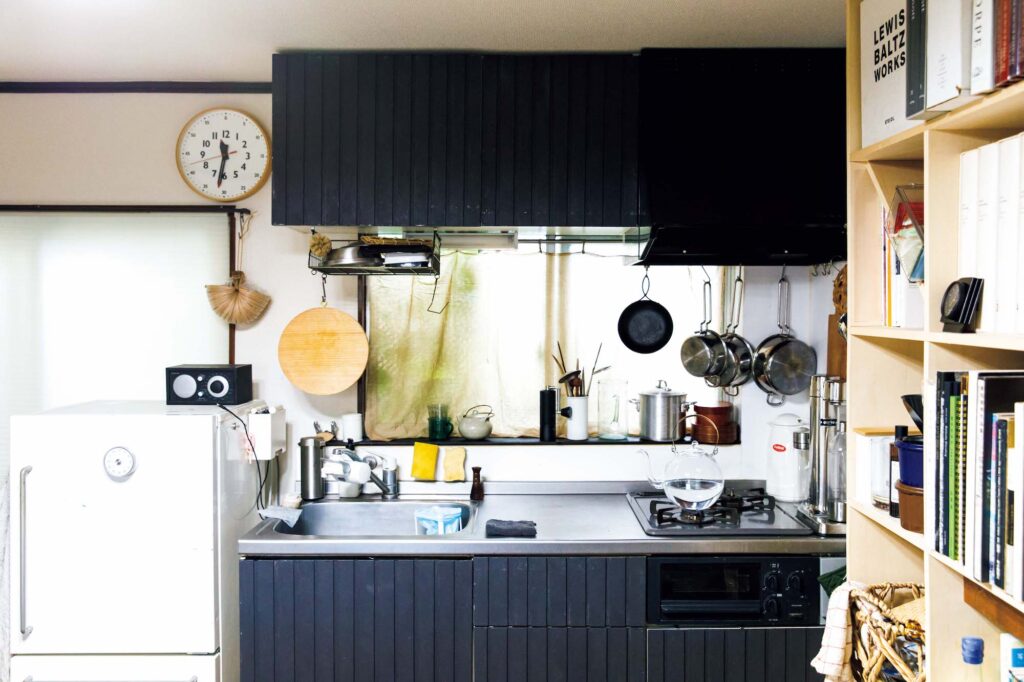 修復家・河井菜摘さんが選ぶ、本当に使いやすい消耗品。 | 東京の台所。都心の真ん中にある3階建ての一戸建て。ここで教室も開催する。 修復家・河井菜摘さんが選ぶ、本当に使いやすい消耗品。