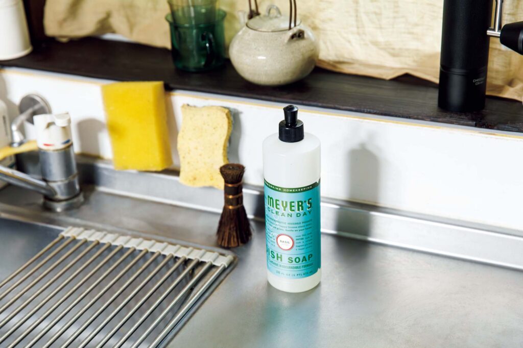 修復家・河井菜摘さんが選ぶ、本当に使いやすい消耗品。 | 泡立ち、泡切れもいい。〈パックスナチュロン〉のキッチンスポンジ(左)と一緒に。 修復家・河井菜摘さんが選ぶ、本当に使いやすい消耗品。