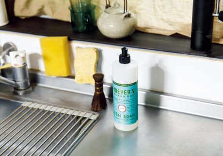 修復家・河井菜摘さんが選ぶ、本当に使いやすい消耗品。 | 泡立ち、泡切れもいい。〈パックスナチュロン〉のキッチンスポンジ(左)と一緒に。 修復家・河井菜摘さんが選ぶ、本当に使いやすい消耗品。 | 泡立ち、泡切れもいい。〈パックスナチュロン〉のキッチンスポンジ(左)と一緒に。