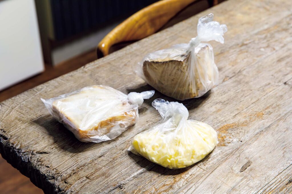 修復家・河井菜摘さんが選ぶ、本当に使いやすい消耗品。 | シュレッドチーズを冷凍しても塊にならず、ちょっと揉むだけでほぐれる。 修復家・河井菜摘さんが選ぶ、本当に使いやすい消耗品。