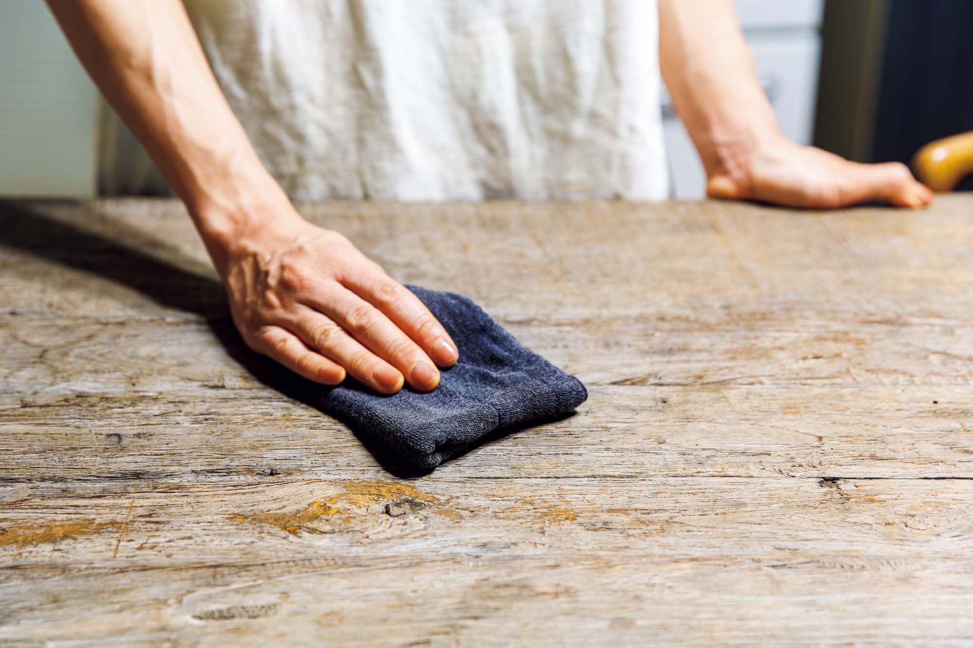 修復家・河井菜摘さんが選ぶ、本当に使いやすい消耗品。 | 東京の台所で使っている色は墨。何度も洗ってくたくたになった感じが、手に馴染む。