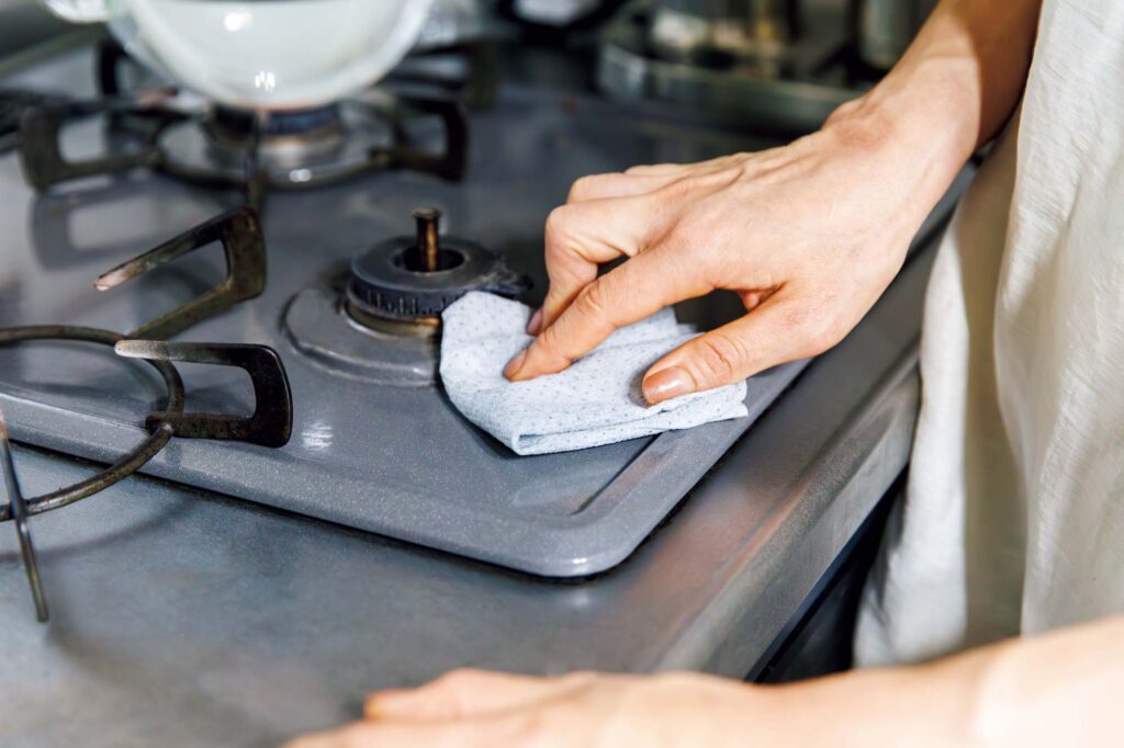 修復家・河井菜摘さんが選ぶ、本当に使いやすい消耗品。 | 軽い力で掃除ができる。河井さんはそれほど汚れなければ、洗って何回か使うことも。 修復家・河井菜摘さんが選ぶ、本当に使いやすい消耗品。