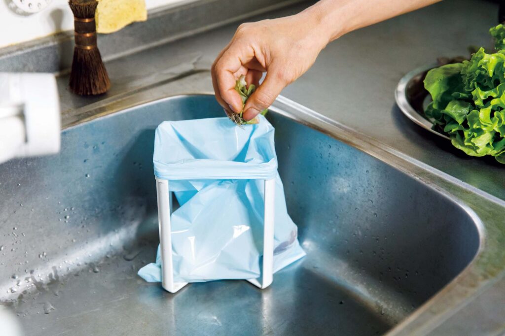 修復家・河井菜摘さんが選ぶ、本当に使いやすい消耗品。 | Sサイズ。〈山崎実業〉の「ポリ袋エコホルダー タワー」に掛けて三角コーナー代わりに使っている。 修復家・河井菜摘さんが選ぶ、本当に使いやすい消耗品。