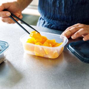 料理家・麻生要一郎さんが選ぶ、本当に使いやすい消耗品。 | 角型のほかスクエア270㎖も常備している。食品の一時保存だけでなく、おすそわけにも最適。