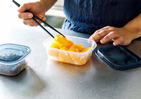 料理家・麻生要一郎さんが選ぶ、本当に使いやすい消耗品。 | 角型のほかスクエア270㎖も常備している。食品の一時保存だけでなく、おすそわけにも最適。 料理家・麻生要一郎さんが選ぶ、本当に使いやすい消耗品。 | 角型のほかスクエア270㎖も常備している。食品の一時保存だけでなく、おすそわけにも最適。