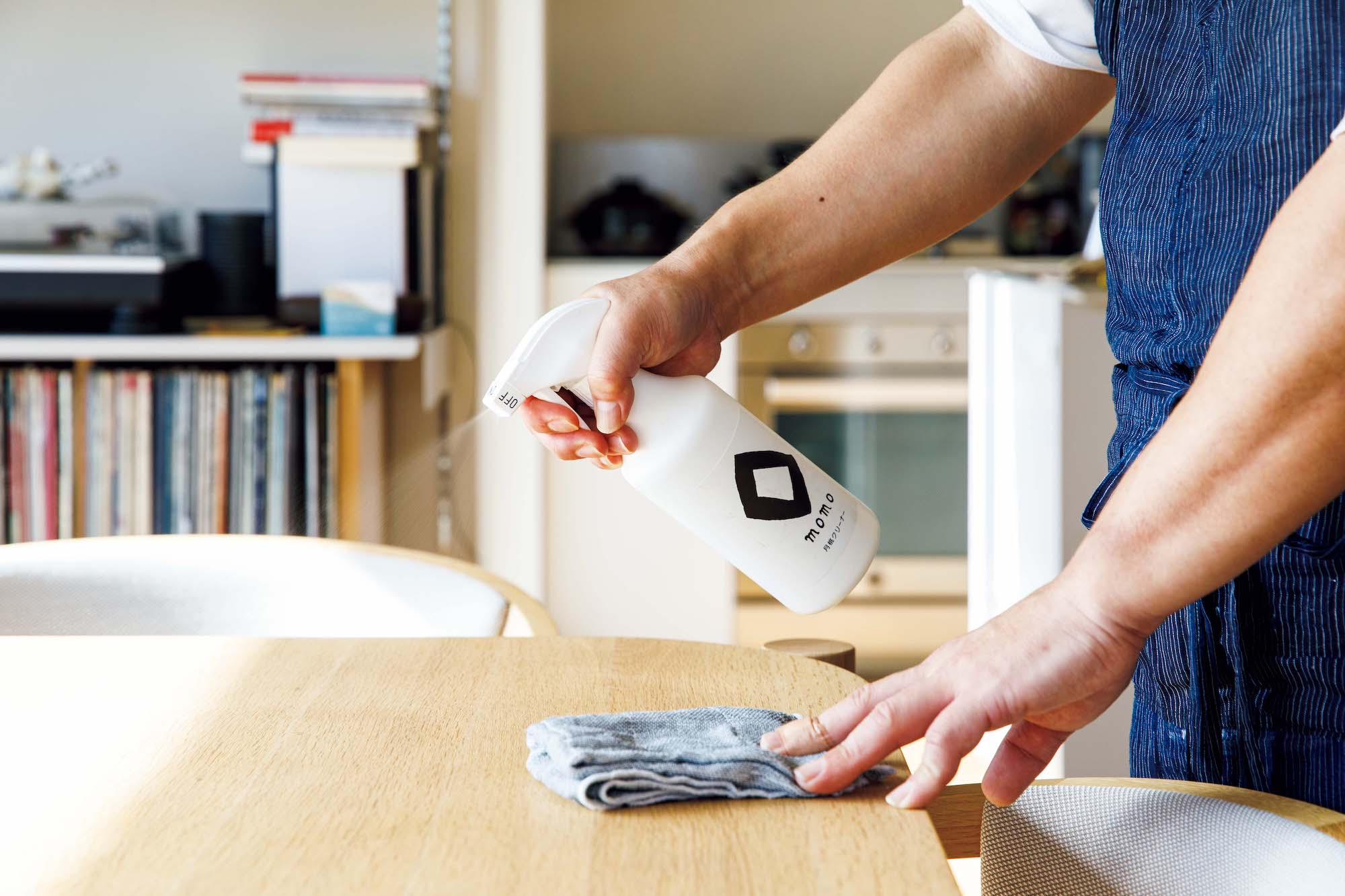 料理家・麻生要一郎さんが選ぶ、本当に使いやすい消耗品。 | 食前食後のテーブルにスプレー。天然成分なので料理の邪魔をしない。