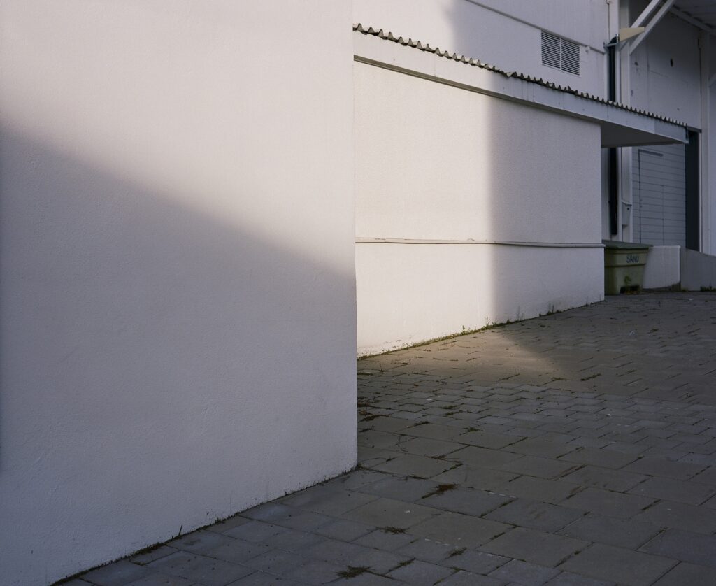 ガラス作家・山野アンダーソン陽子と写真家・三部正博の展覧会「Longing for Gray」が神戸『Vague Kobe』にて1月19日 (月) まで開催中。 | Longing for Grey #009 Masahiro Sambe
2025 Type-C print 41.7 x 33.8 cm ガラス作家・山野アンダーソン陽子と写真家・三部正博の展覧会「Longing for Gray」が神戸『Vague Kobe』にて1月19日 (月) まで開催中。 | Longing for Grey #009 Masahiro Sambe
2025 Type-C print 41.7 x 33.8 cm