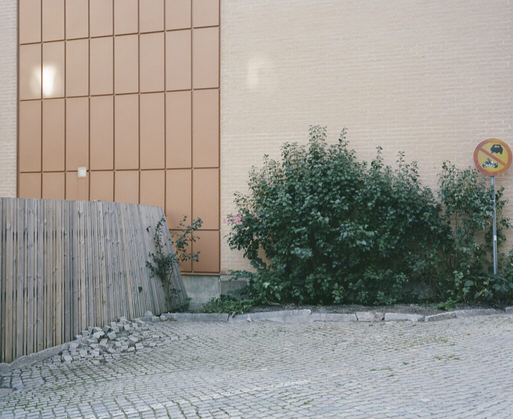 ガラス作家・山野アンダーソン陽子と写真家・三部正博の展覧会「Longing for Gray」が神戸『Vague Kobe』にて1月19日 (月) まで開催中。 | Longing for Grey #011 Masahiro Sambe 2025
Type-C print 41.7 x 33.8 cm ガラス作家・山野アンダーソン陽子と写真家・三部正博の展覧会「Longing for Gray」が神戸『Vague Kobe』にて1月19日 (月) まで開催中。 | Longing for Grey #011 Masahiro Sambe 2025
Type-C print 41.7 x 33.8 cm