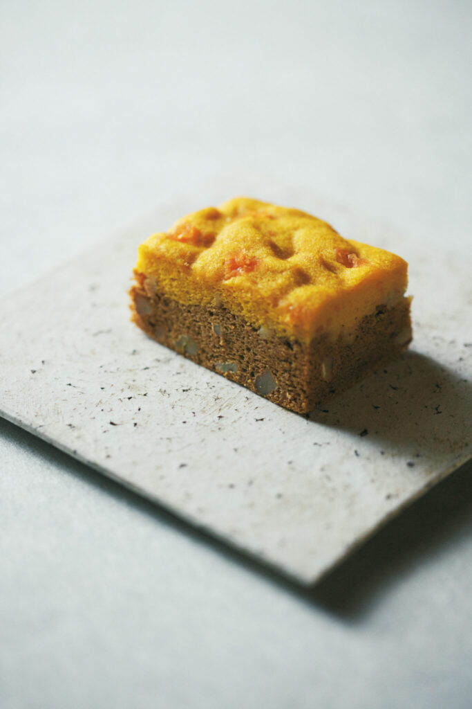 紅葉した秋の筵を、かぼちゃの蒸し菓子に。 ―矢田寺 木葉筵― 〈御菓子丸〉が一皿で表す、京都、寺社仏閣の風景 vol.21 紅葉した秋の筵を、かぼちゃの蒸し菓子に。 ―矢田寺 木葉筵― 〈御菓子丸〉が一皿で表す、京都、寺社仏閣の風景 vol.21