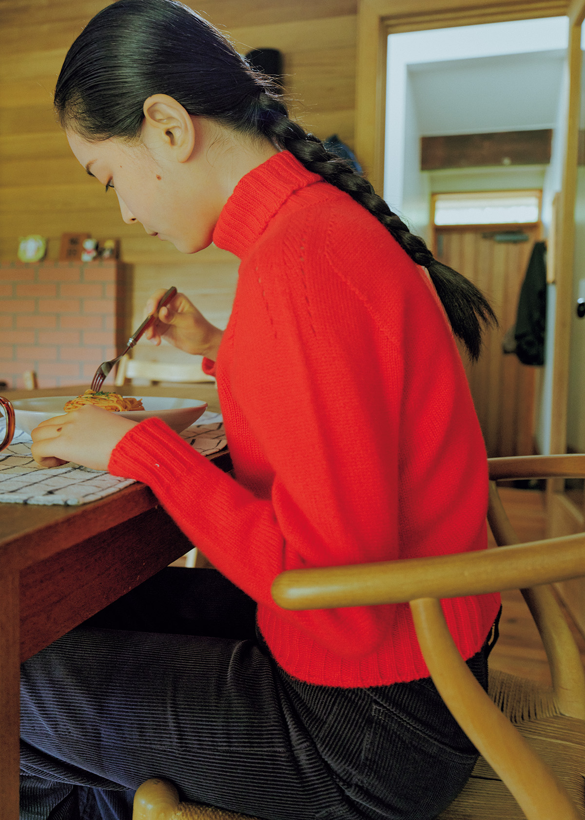 鮮やかな赤がまぶしい〈セリーヌ〉のタートルネックニット。