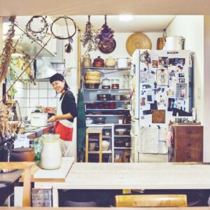 自分たちの手で叶える「ちょうどよさ」。暮らし家・塩山奈央さんの台所。 | 壁や梁に囲われ、お籠もり感がある台所。忙しいときほど居心地の良さを感じる。