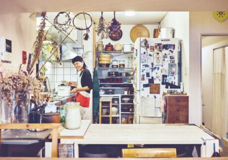 自分たちの手で叶える「ちょうどよさ」。暮らし家・塩山奈央さんの台所。 | 壁や梁に囲われ、お籠もり感がある台所。忙しいときほど居心地の良さを感じる。