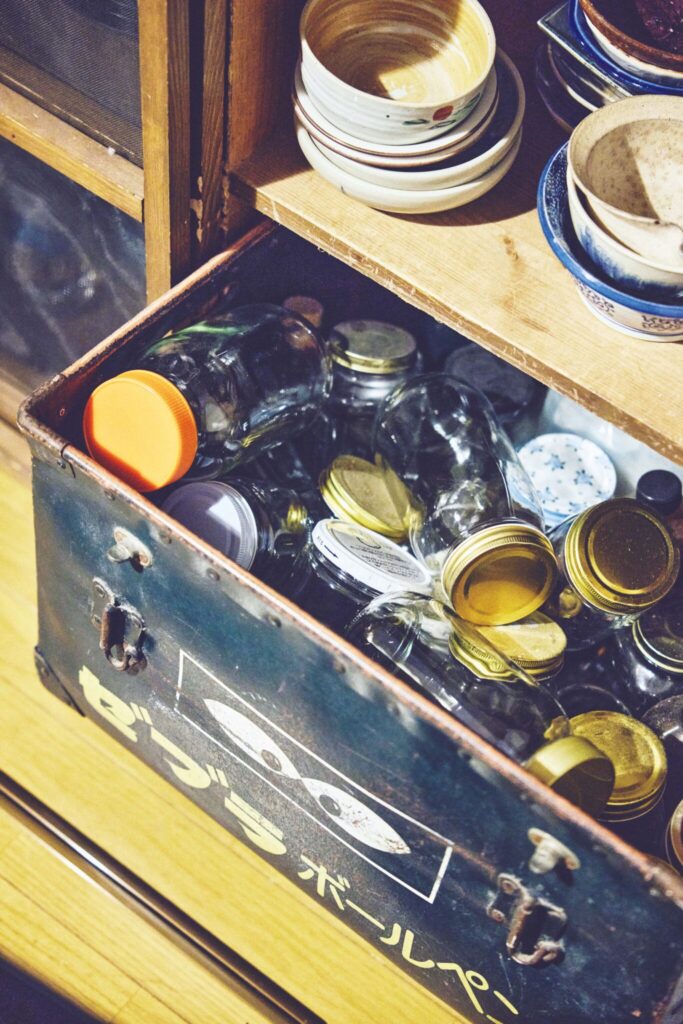 自分たちの手で叶える「ちょうどよさ」。暮らし家・塩山奈央さんの台所。 | 空き瓶は小さな収納。「捨てずにとっておき、洗って何度だ
って活用します」。たれやソースから、花や文具まで何でも。