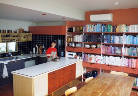 築50年の台所を改修したコックピット。料理家・小堀紀代美さんの台所。 | 今年5月に築50年の一軒家に引っ越した小堀紀代美さん。台所とダイニングを区切っていた壁をなくし、コの字型のオープンキッチンに改修したことで開放的な雰囲気に。