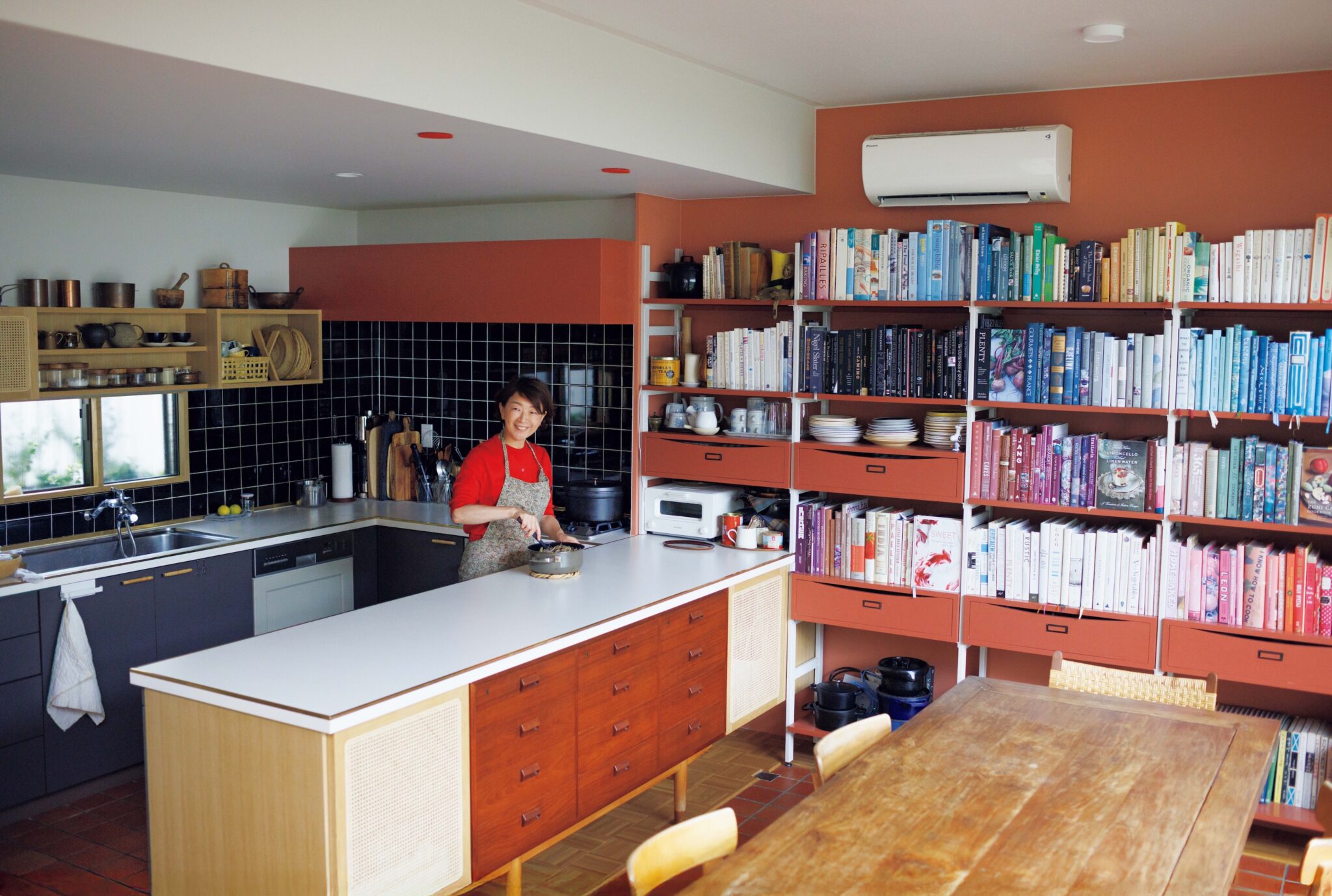 築50年の台所を改修したコックピット。料理家・小堀紀代美さんの台所。
