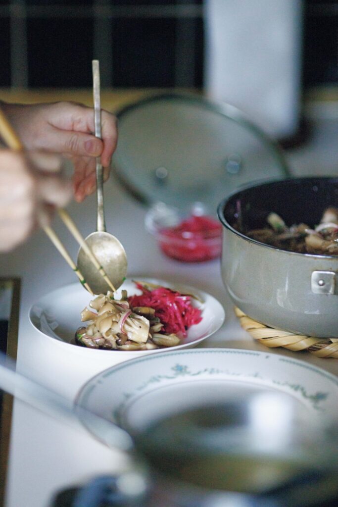 築50年の台所を改修したコックピット。料理家・小堀紀代美さんの台所。 | リフォームでキッチンカウンターを広めに作ったので、コンロ横の作業スペースもゆったり。「料理教室の生徒さんにも、キッチンの中に自由に入ってもらっています」