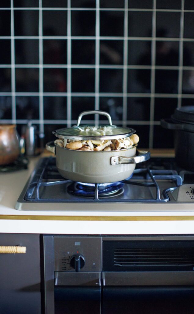 築50年の台所を改修したコックピット。料理家・小堀紀代美さんの台所。 | 数種類のきのこをどっさりと蒸してマリネに。キッチンにはいい香りが充満
していた。