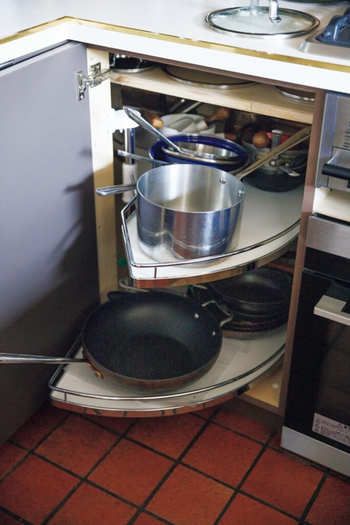 築50年の台所を改修したコックピット。料理家・小堀紀代美さんの台所。 | コの字型キッチンのコーナーには、海外から取り寄せた回転式キャビネットを設置。「奥にある鍋も取り出しやすくて重宝しています」