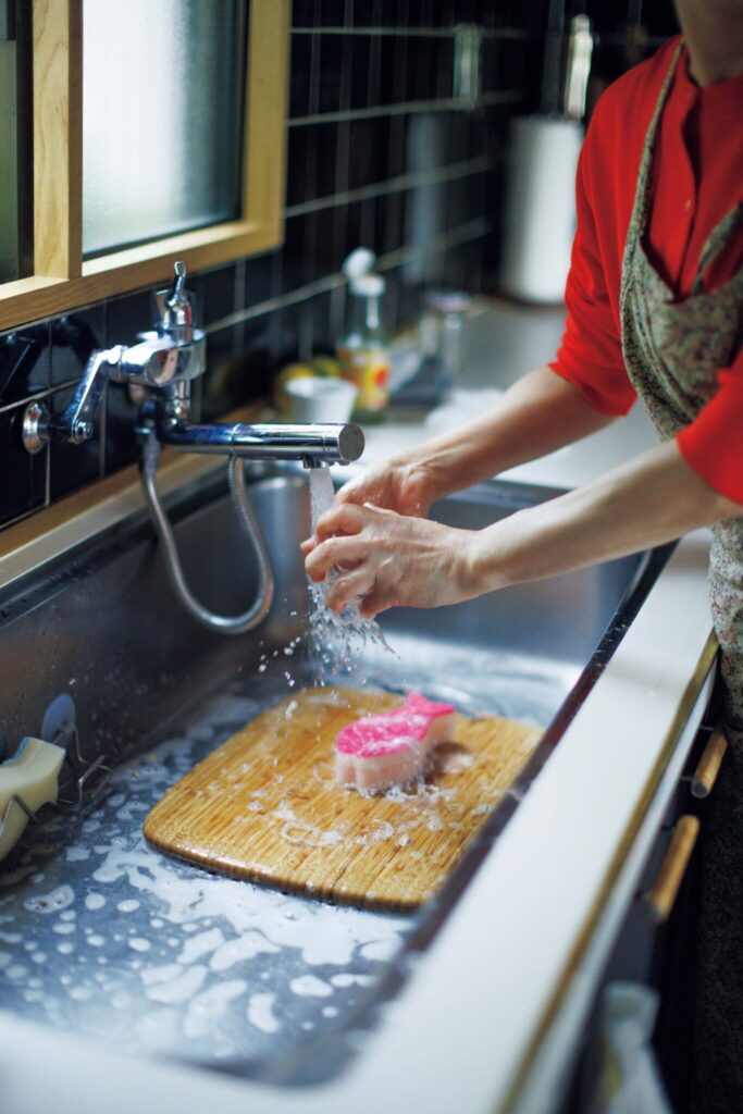 築50年の台所を改修したコックピット。料理家・小堀紀代美さんの台所。 | 横長で大きなシンクは、もともとこの家の台所で使われていたものを受け継ぎ、活用。