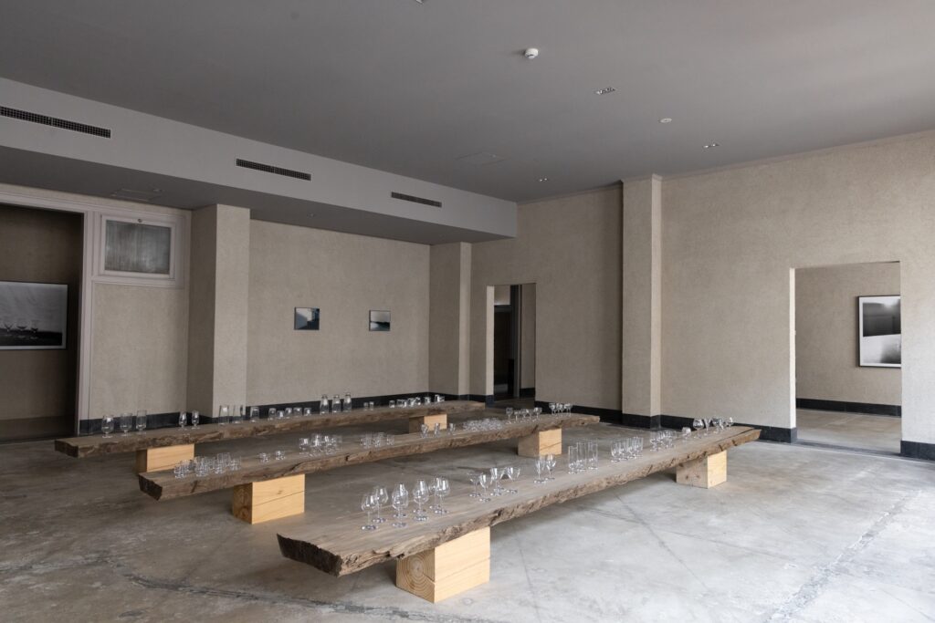 ガラス作家・山野アンダーソン陽子と写真家・三部正博の展覧会「Longing for Grey」が神戸『Vague Kobe』にて1月19日 (月) まで開催中。 | Photo : Vague Kobe ガラス作家・山野アンダーソン陽子と写真家・三部正博の展覧会「Longing for Grey」が神戸『Vague Kobe』にて1月19日 (月) まで開催中。 | Photo : Vague Kobe