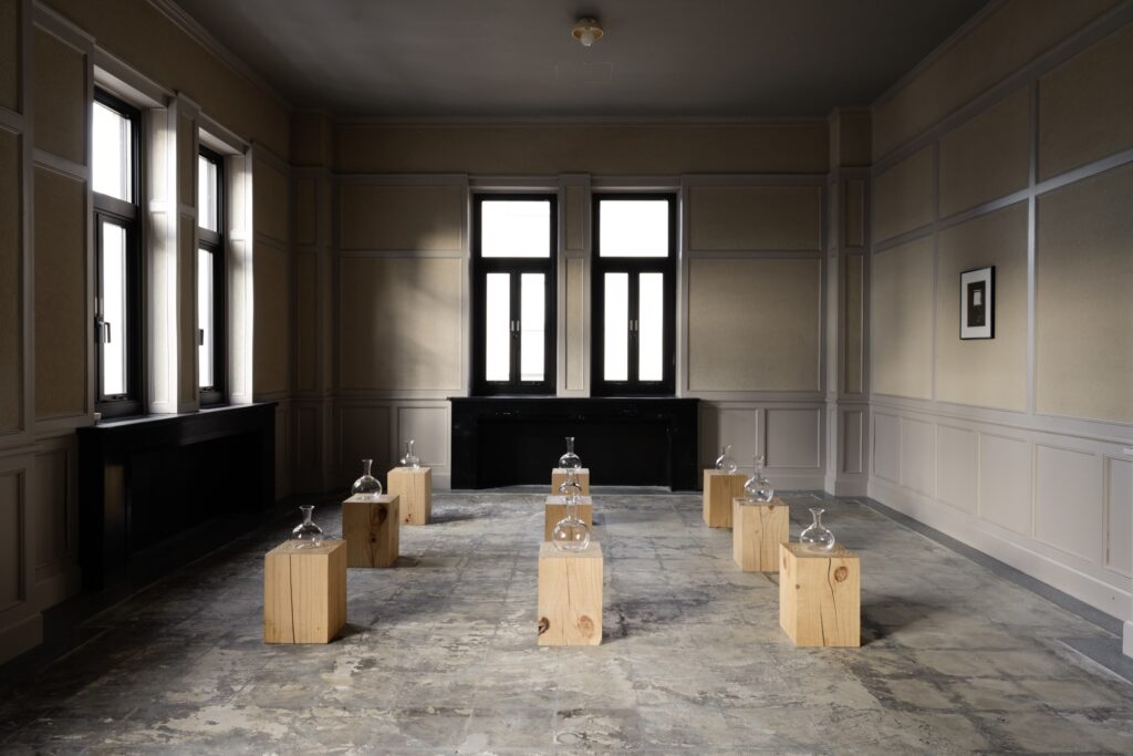 ガラス作家・山野アンダーソン陽子と写真家・三部正博の展覧会「Longing for Grey」が神戸『Vague Kobe』にて1月19日 (月) まで開催中。 | Photo : Vague Kobe ガラス作家・山野アンダーソン陽子と写真家・三部正博の展覧会「Longing for Grey」が神戸『Vague Kobe』にて1月19日 (月) まで開催中。 | Photo : Vague Kobe