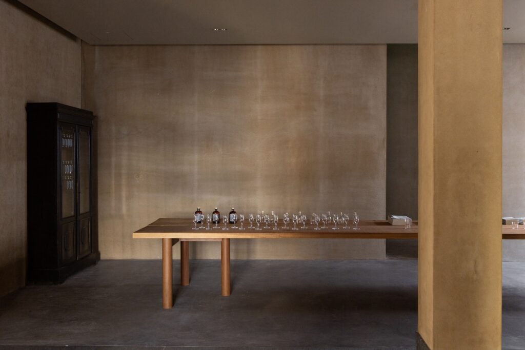 ガラス作家・山野アンダーソン陽子と写真家・三部正博の展覧会「Longing for Grey」が神戸『Vague Kobe』にて1月19日 (月) まで開催中。 | Photo : Vague Kobe ガラス作家・山野アンダーソン陽子と写真家・三部正博の展覧会「Longing for Grey」が神戸『Vague Kobe』にて1月19日 (月) まで開催中。 | Photo : Vague Kobe